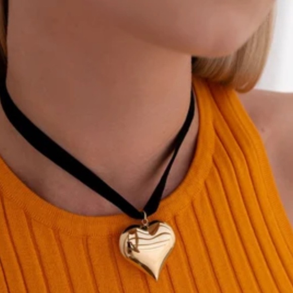 *NEW* 18K Gold Plated Stainless Steel Large Heart Choker Necklace (GOLD) - Picture 2 of 9